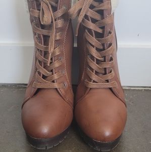 Heel booties size 8, brown/tan
